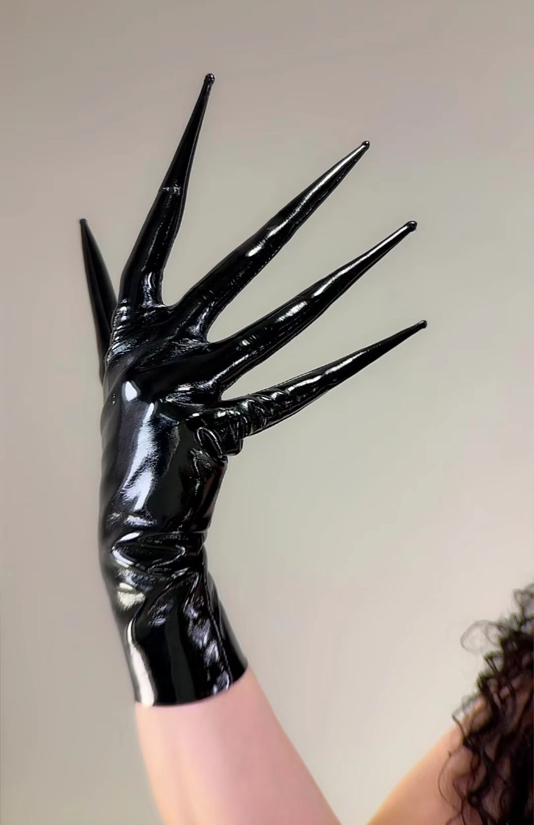 Patent Leather Shine - Luvas Pretas Brilhantes com Ponta nos